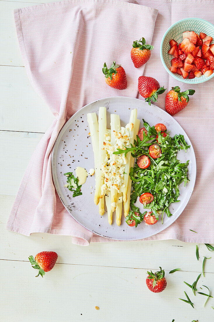 White asparagus with rocket and strawberry salad