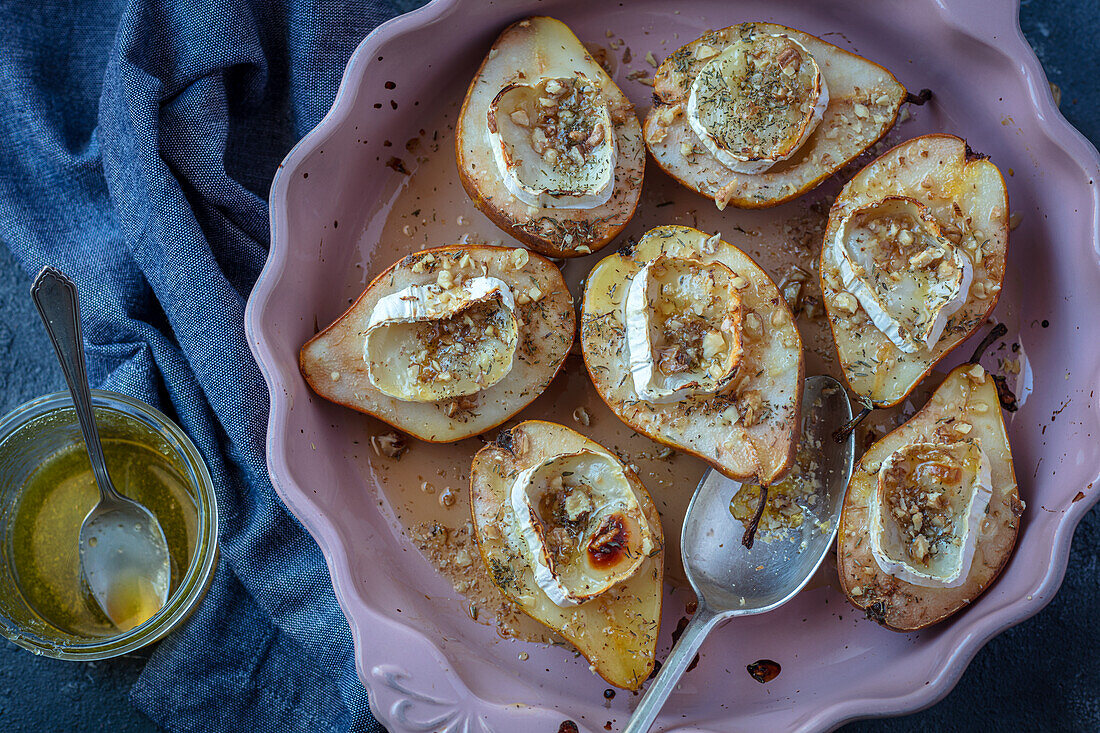 Baked pears with goat cheese and honey