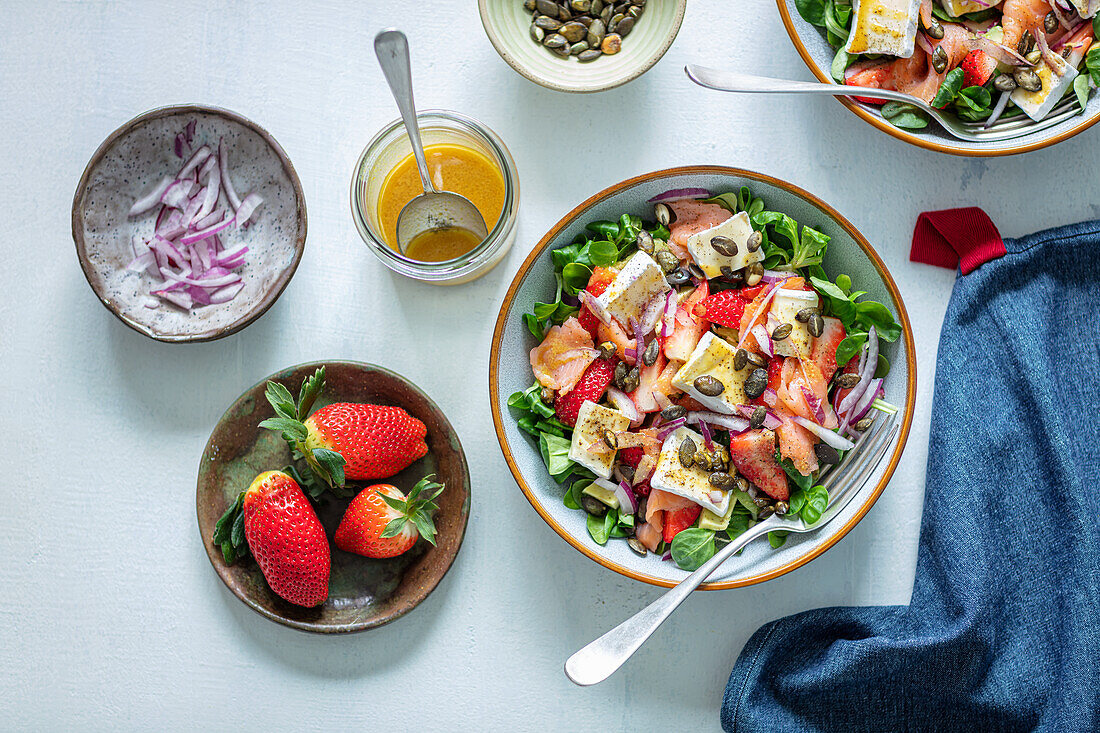 Salat mit Erdbeeren und Camembert