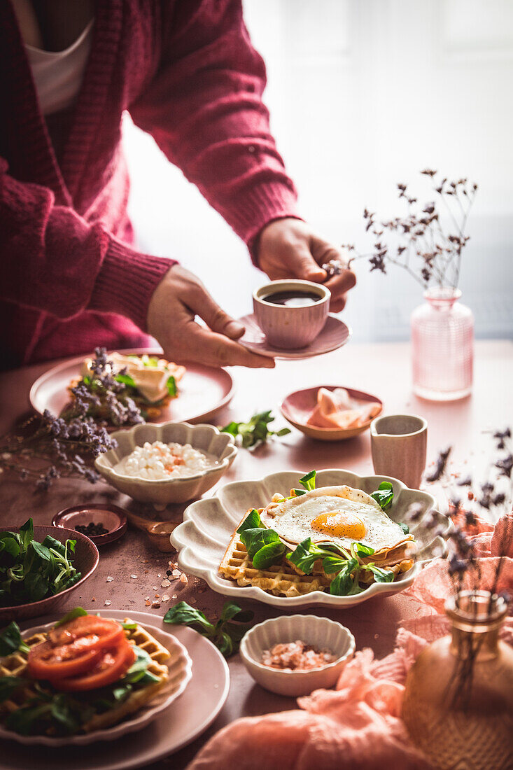 Waffeln mit Feldsalat und Spiegeleiern