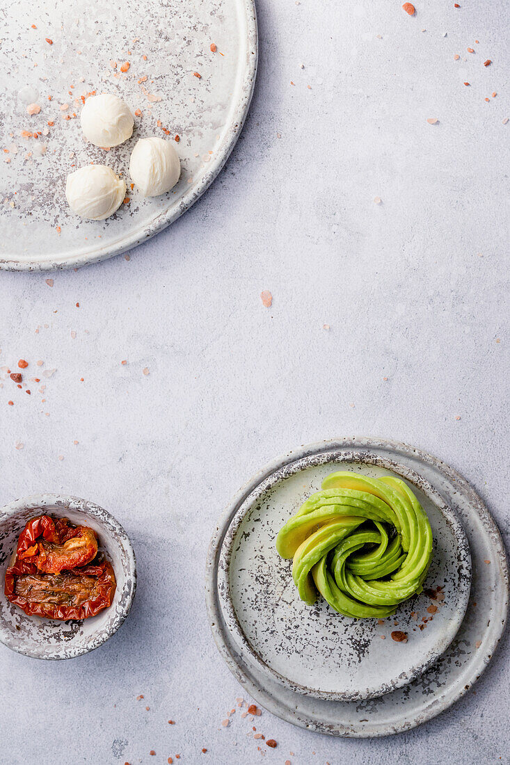 Avocado, Mozzarella und getrocknete Tomaten