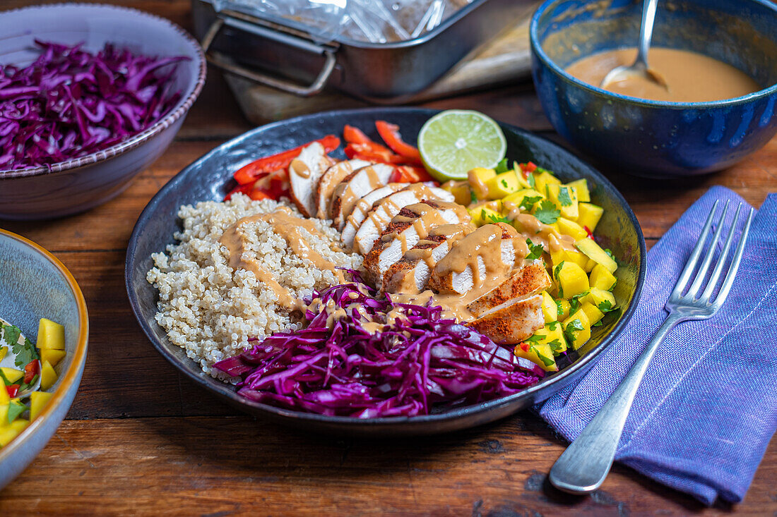 Bowl mit Hühnchen, Quinoa und Gemüse