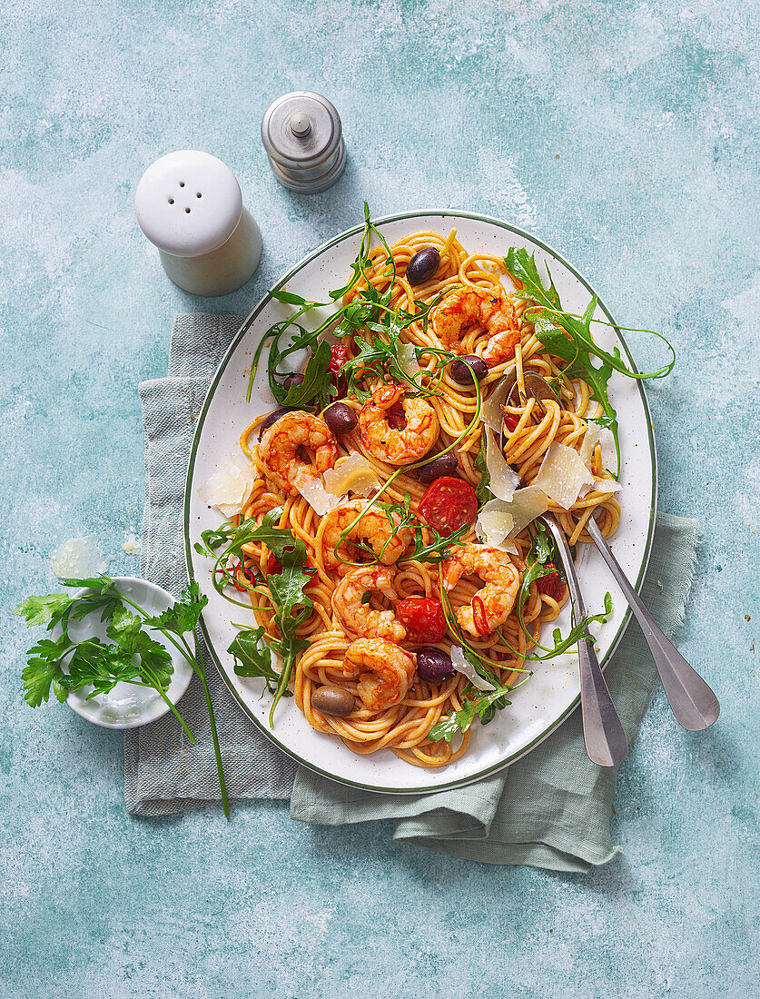Spaghetti mit Garnelen, Oliven, Kirschtomaten und Parmesan