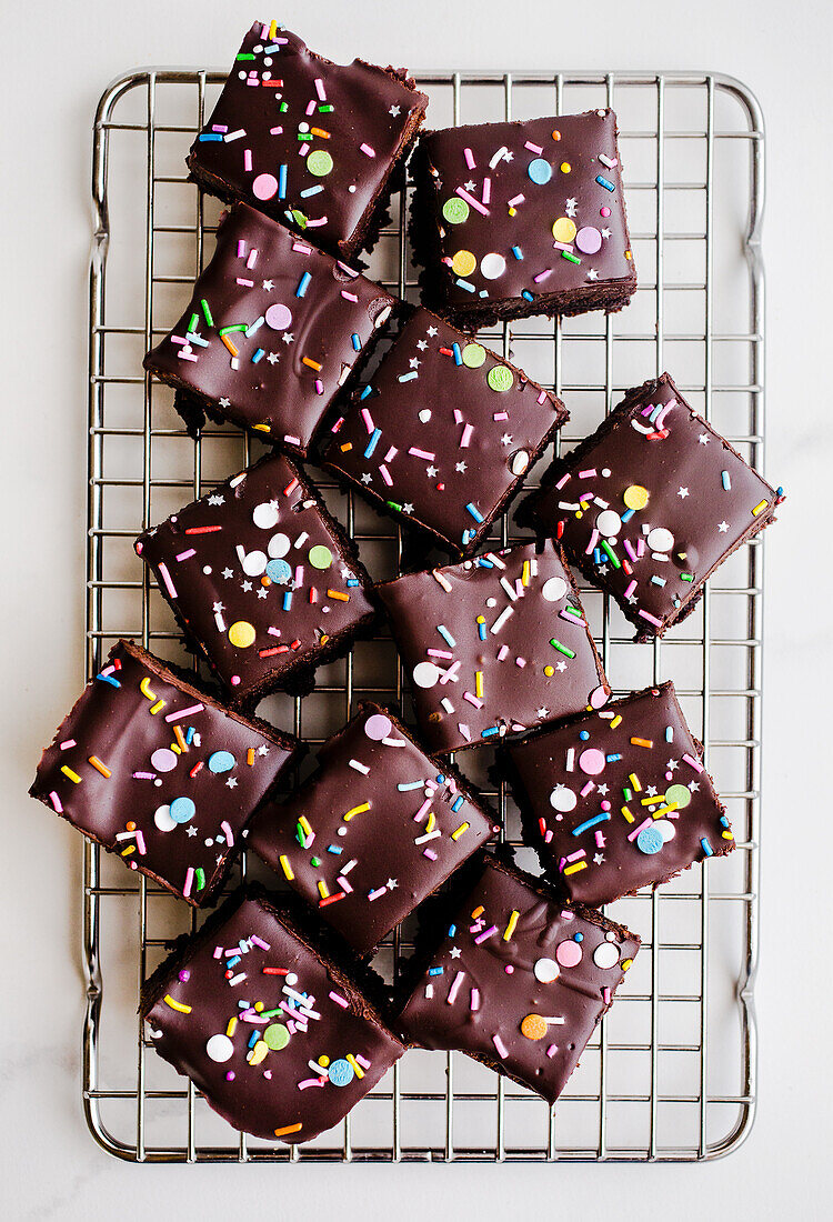 Fudgy Brownies mit Zuckerstreuseln