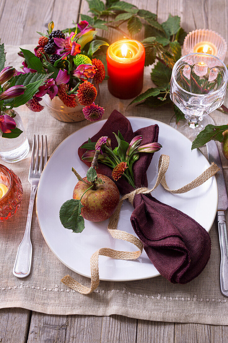 Table decoration with blackberry vines for late summer