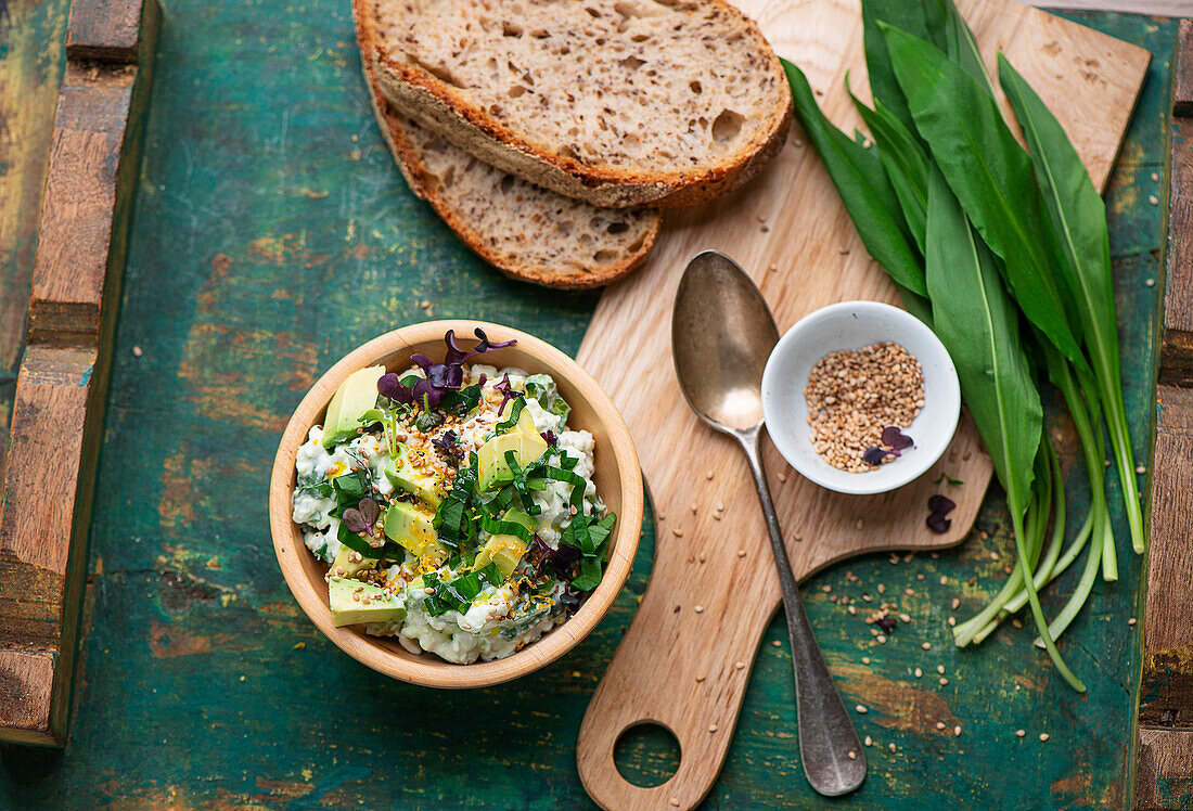 Wild garlic-avocado spread