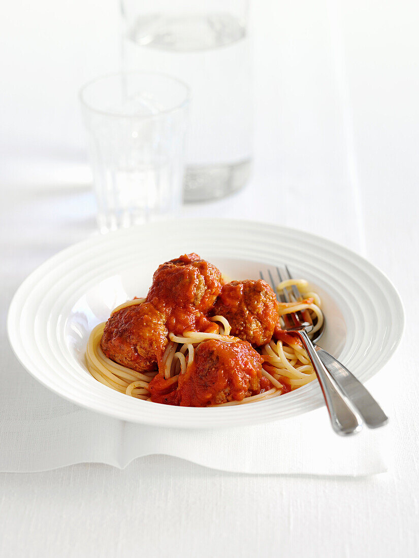 Spaghetti mit Schweinefleischbällchen in roter Pfeffersauce