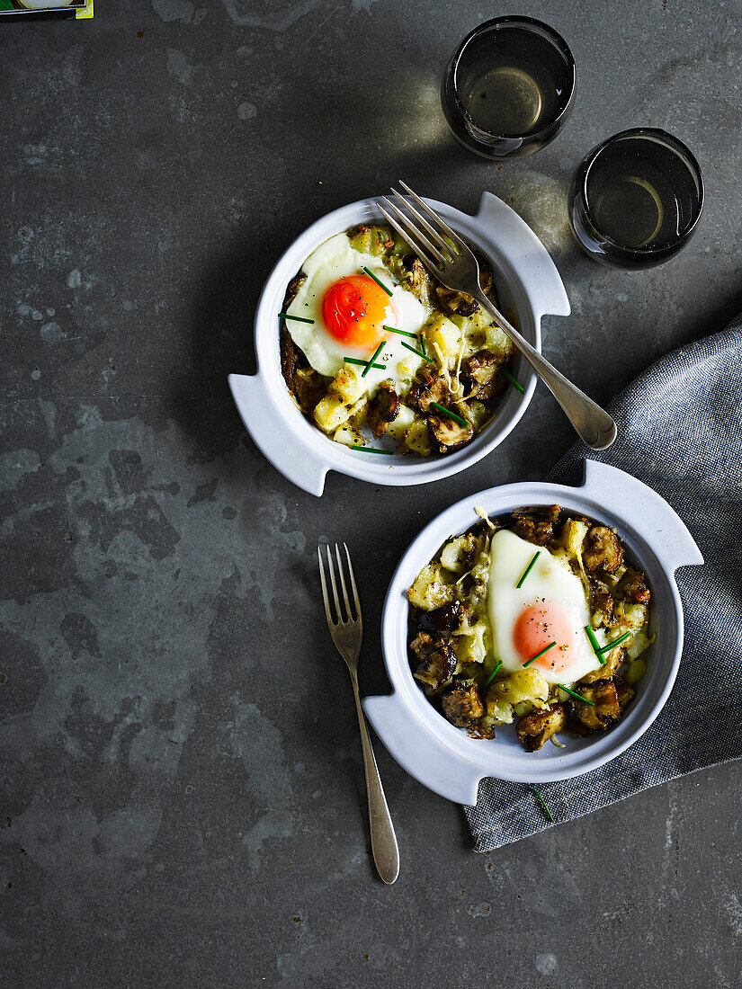 Mushroom and cheese hash au gratin with eggs