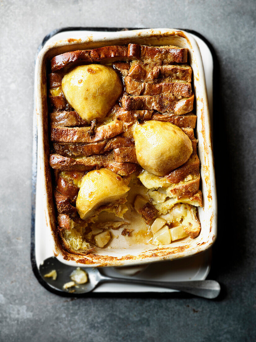 Brioche-Bread and Butter Pudding mit Birnen