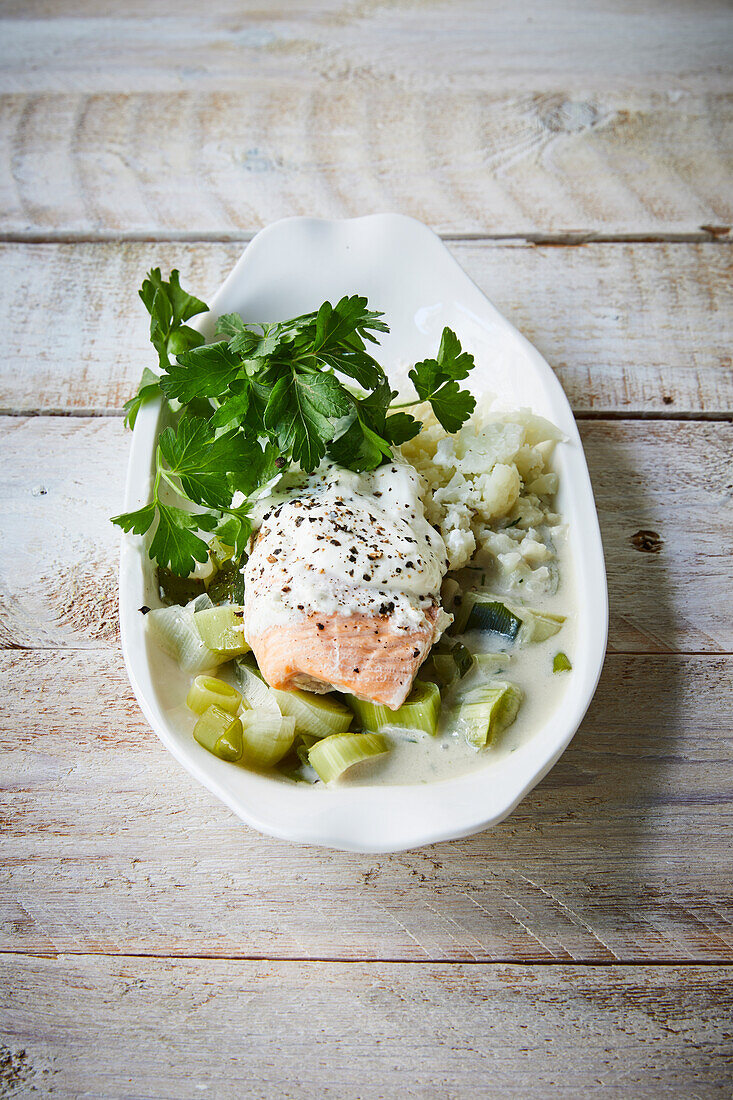 Salmon on leeks and vegetables