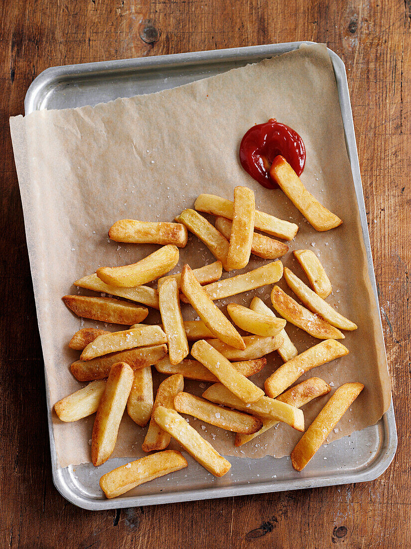 Pommes mit Ketchup