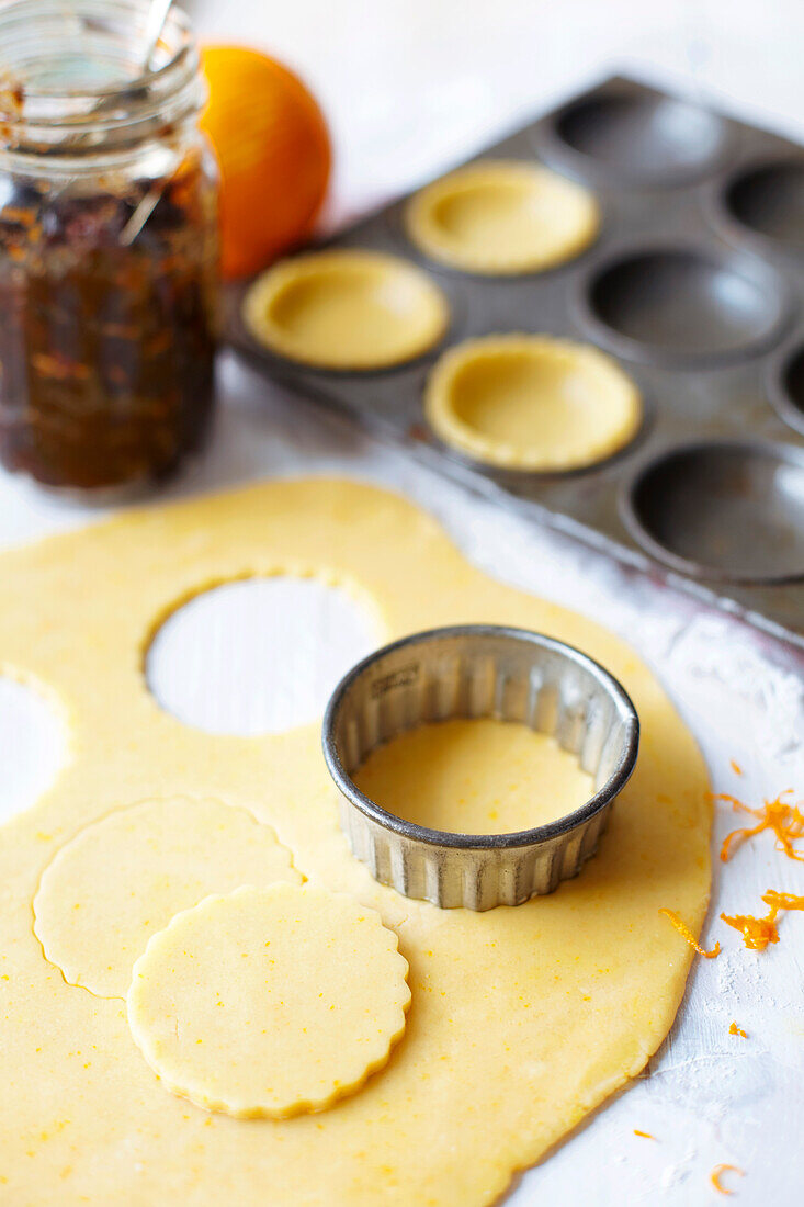 Preparing crust for mince pies