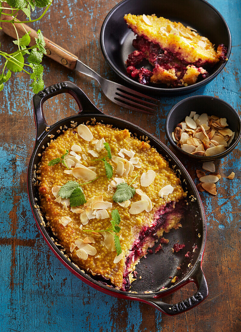 Gebackener Hirsepudding mit Früchten