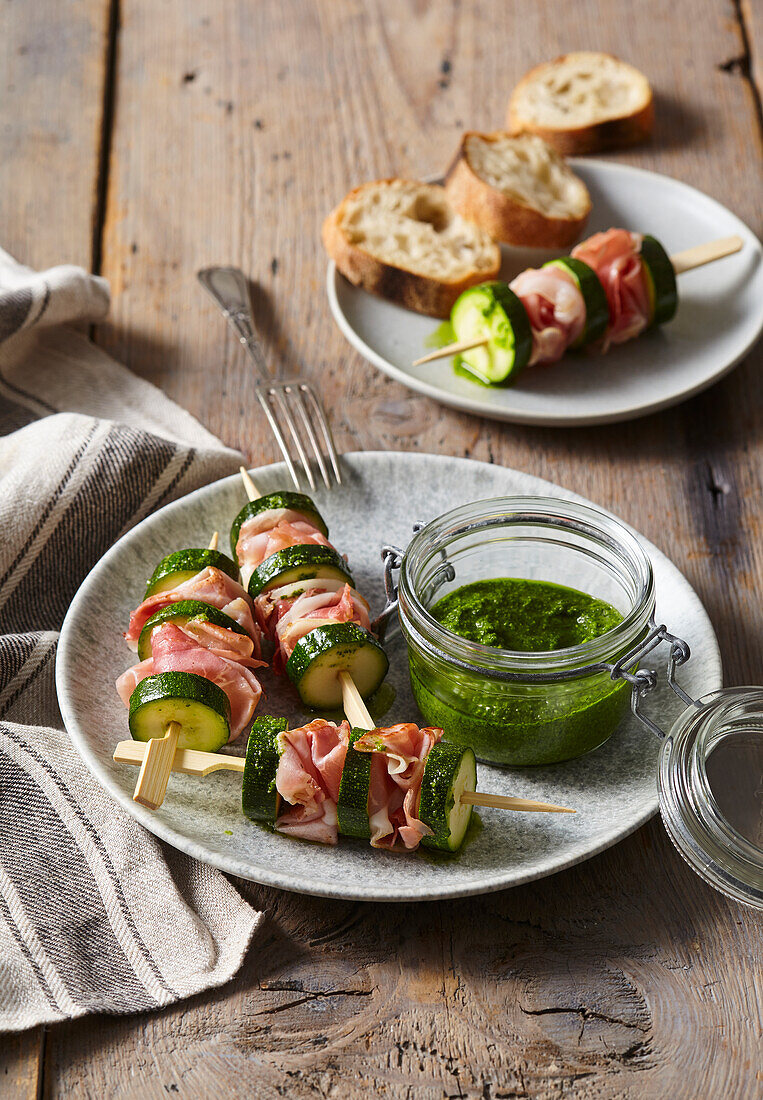 Zucchini-Prosciutto-Spieße mit Bärlauchdip