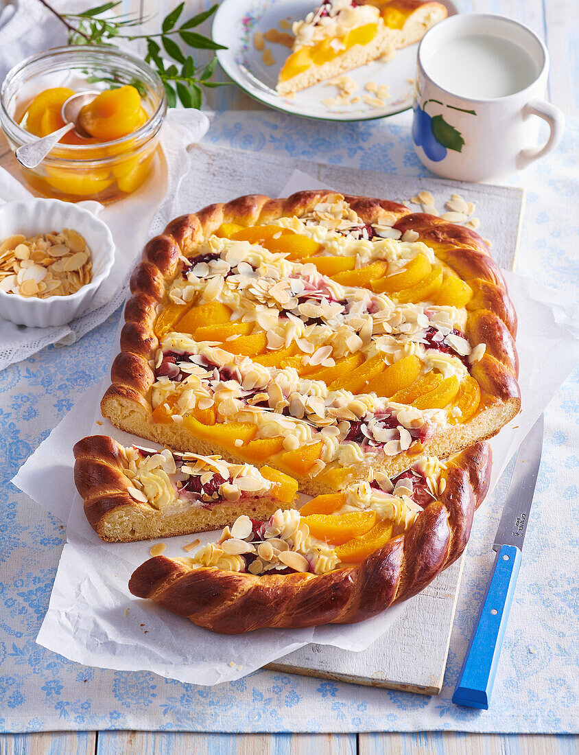 Hefeteigkuchen mit Aprikosen- und Sauerkirschkompott