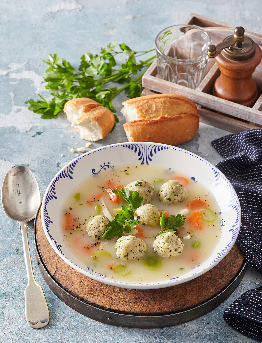 Yeast soup with parsley dumplings