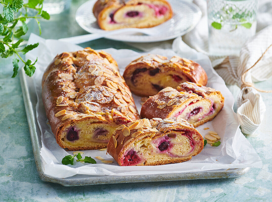 Hefestrudel mit Pudding und Beeren