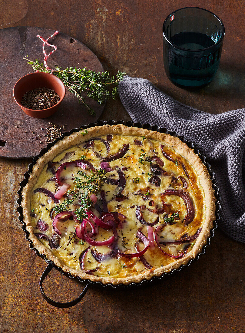 Rote Zwiebelquiche mit Käse und Kreuzkümmel