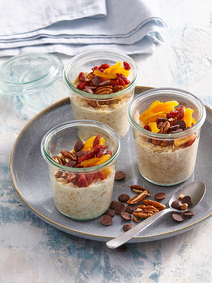 Porridge mit Nüssen und Trockenfrüchten