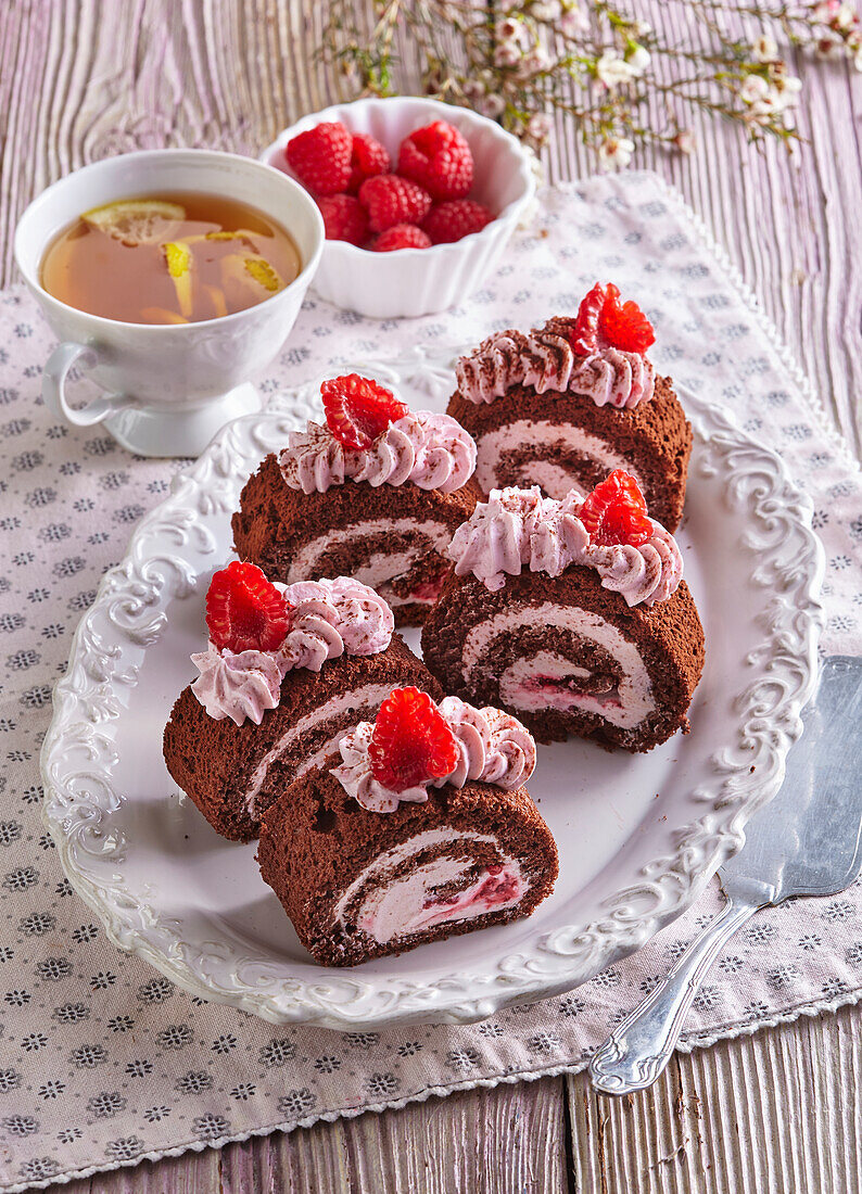 Schnelle Biskuitrolle mit Himbeercreme (mehlfrei)