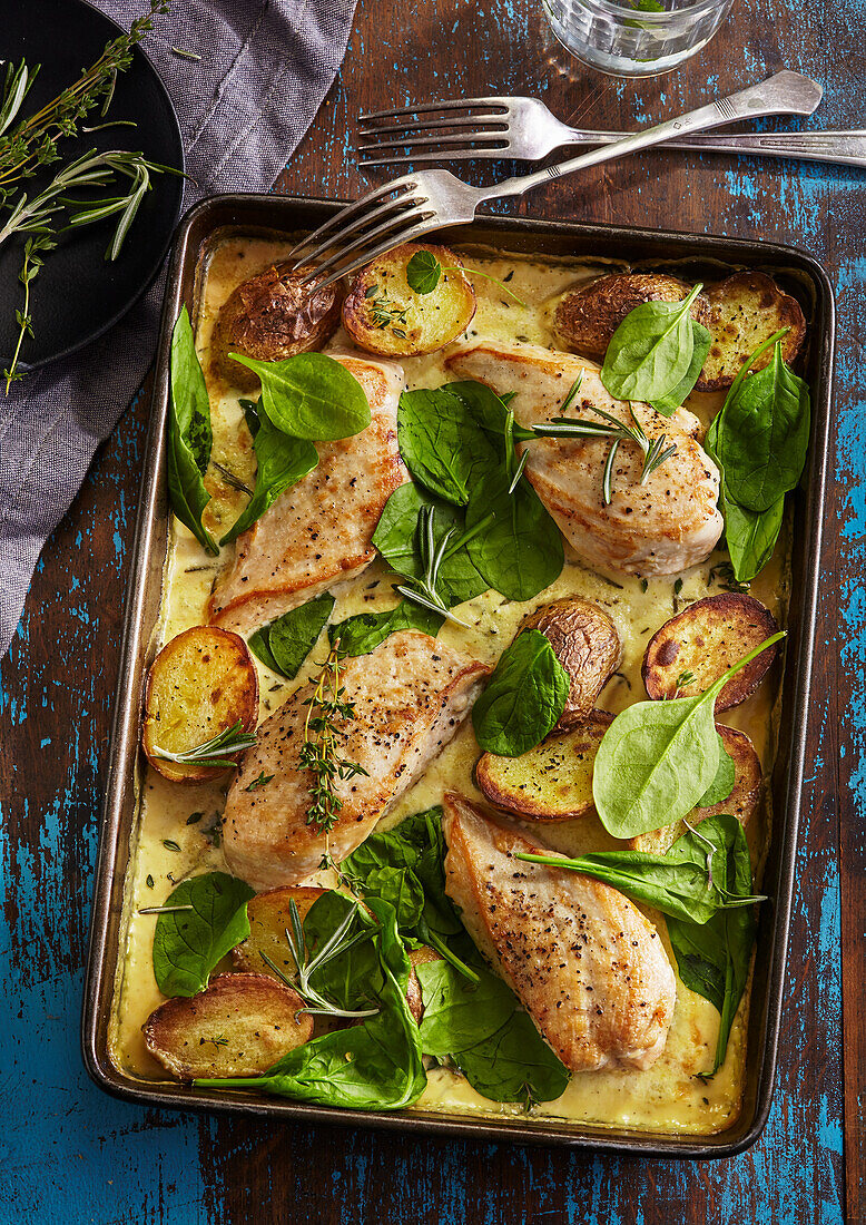 Gebratenes Ofen-Hähnchen mit Sahnesauce und Kartoffeln