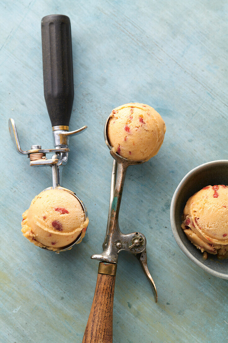 Muskattraubensorbet mit Gojibeeren