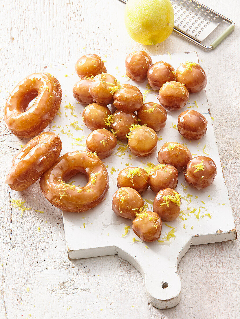 Mini-Donuts mit Zuckerguss