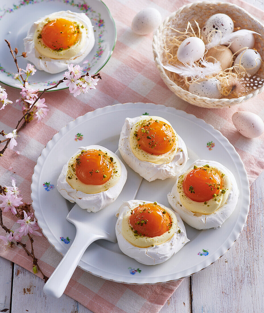 Baiser-Eier mit Sahne und Aprikose