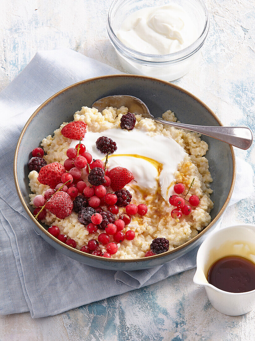 Vanilla millet porridge with berries and yogurt