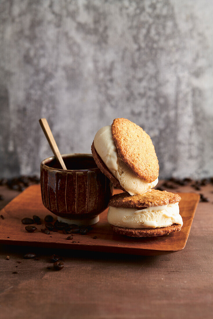 Zabaione-Eissandwiches mit Marsala und Kaffeekeksen