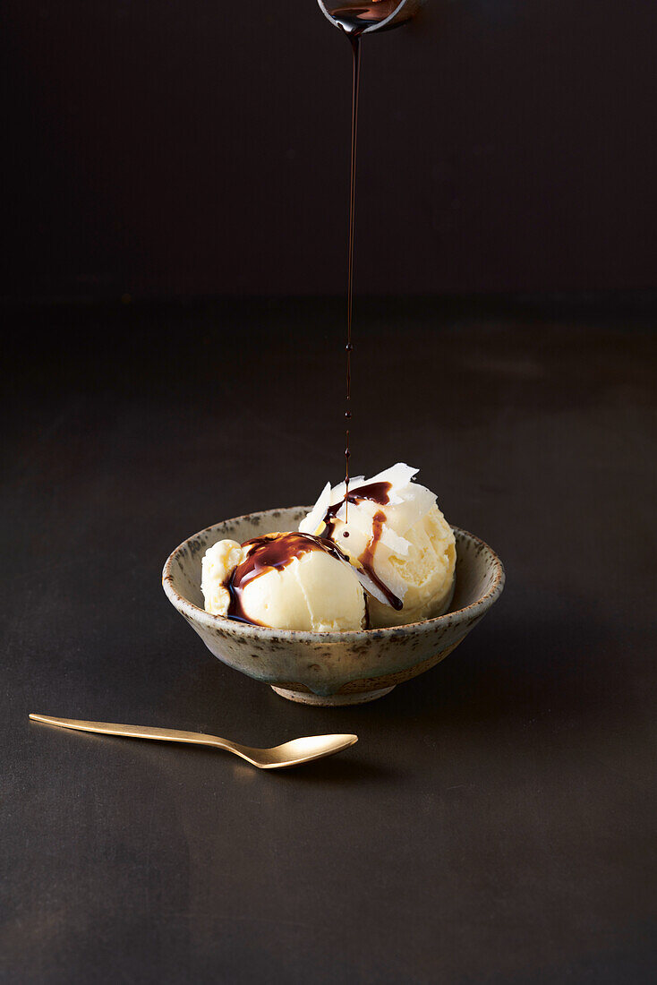 Parmesaneis mit Balsamico