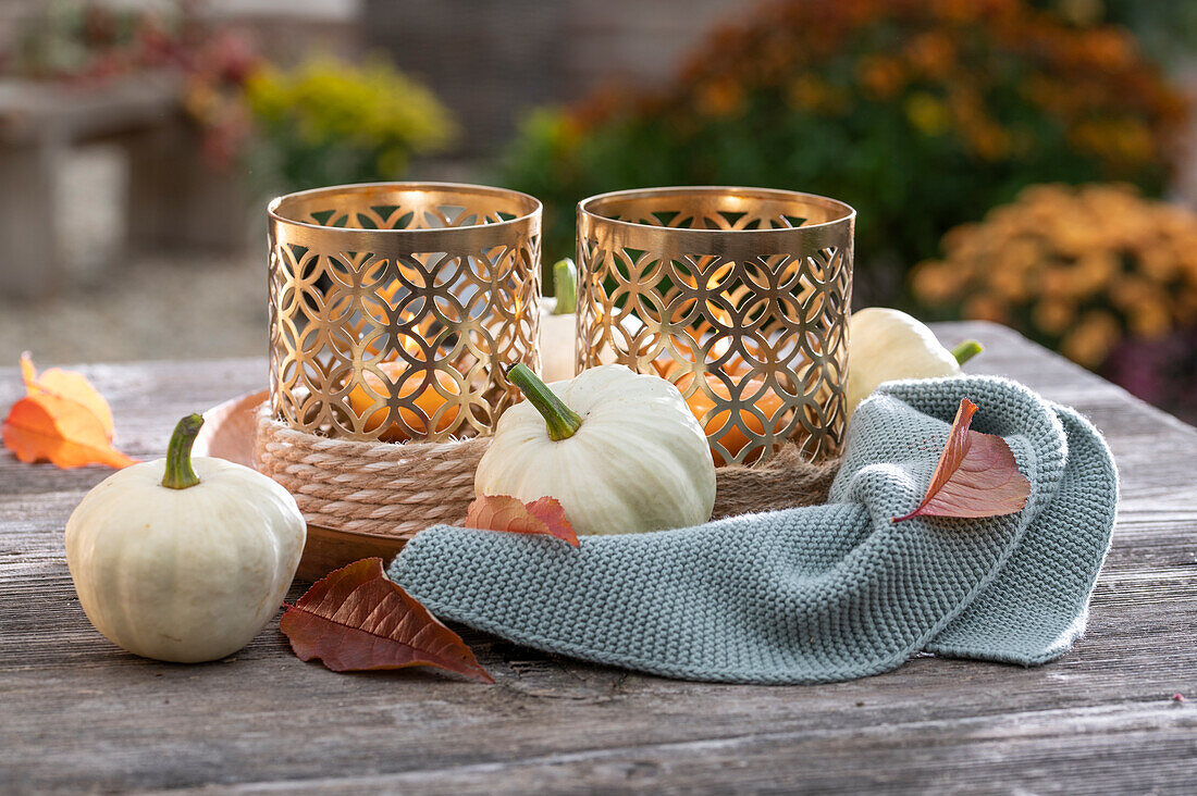 Herbstliche Tischdeko mit Zierkürbis und Windlicht