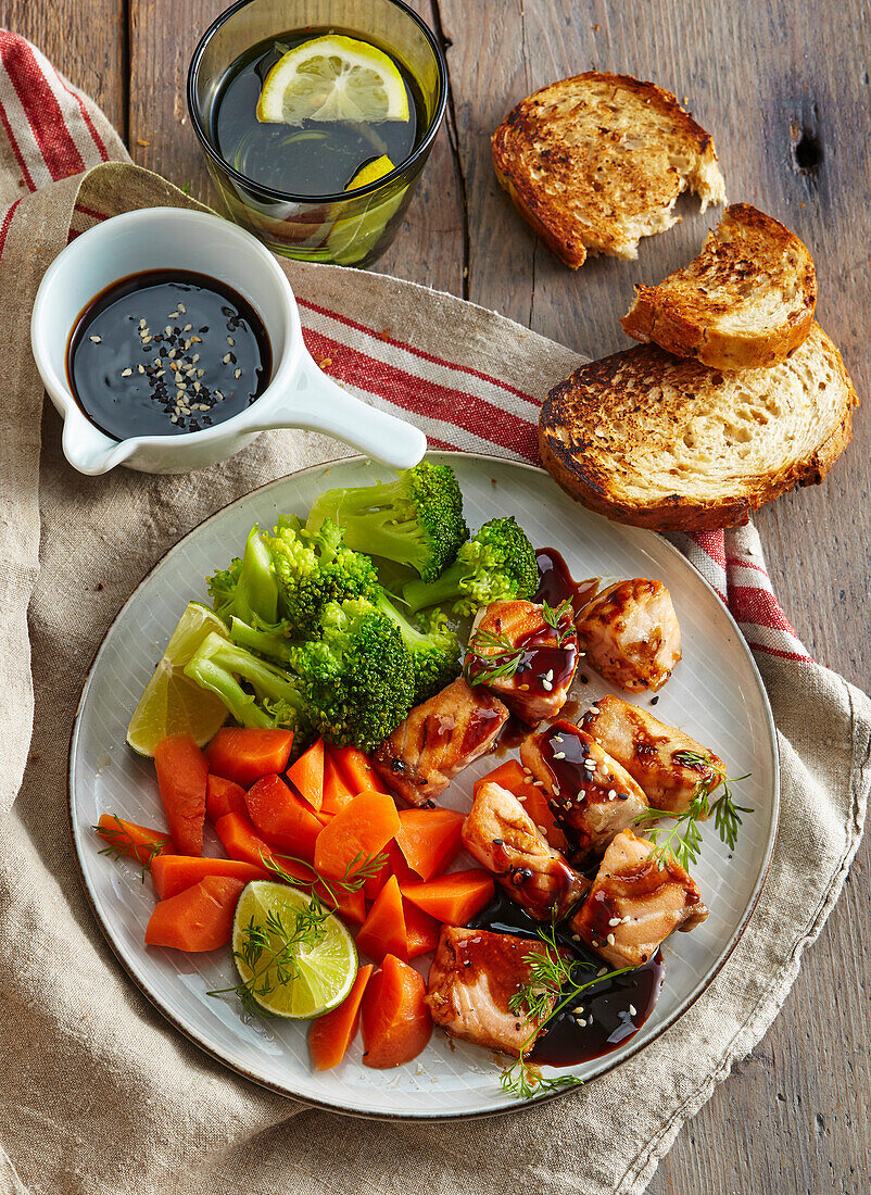 Teriyaki-Lachs mit Brokkoli und Möhren