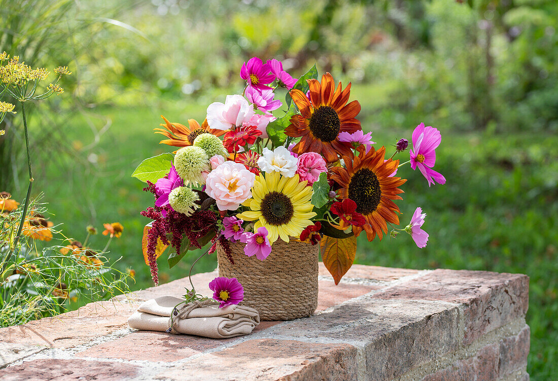 Blumenstrauß aus Sonnenblume 'Samtkönigin' (Helianthus), Sonnenhut 'Delicous Nougat' (Echinacea), Cosmea (Cosmos), Rosen 'Double Delight' (Rosa), Fuchsschwanz (Amaranthus)