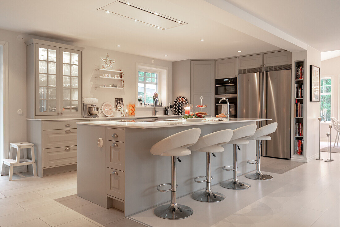 Modern kitchen island with bar stools in light grey design