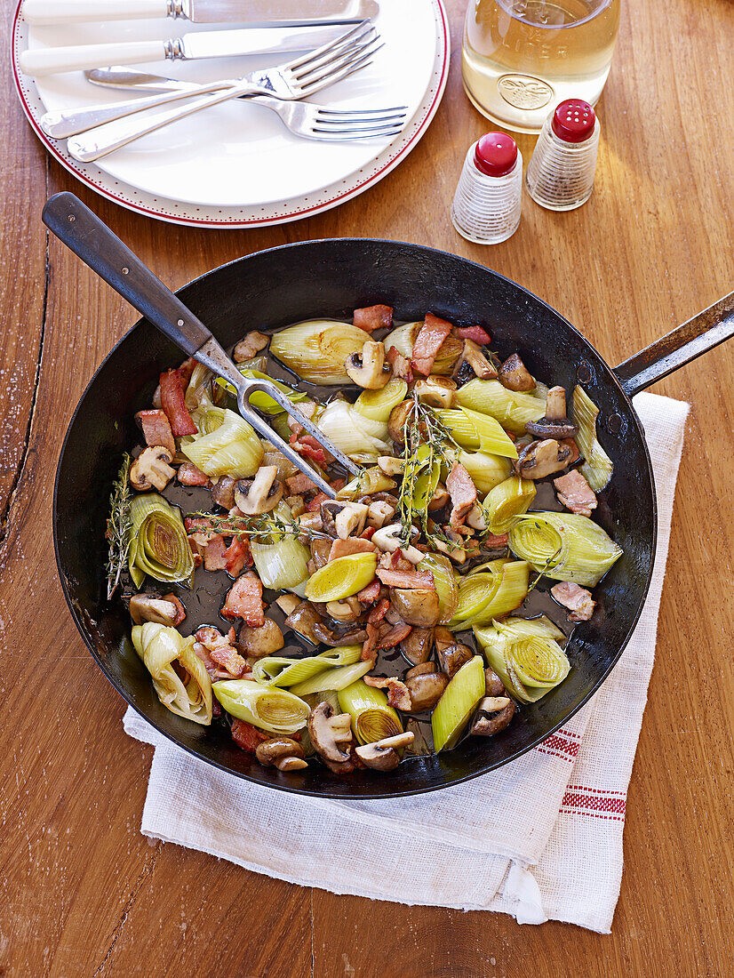 Leek skillet with bacon and mushrooms