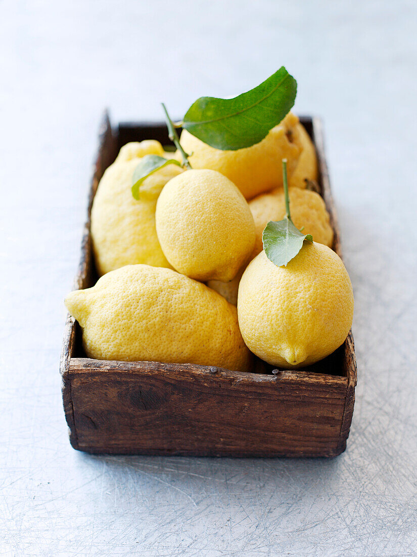 Zitronen in Holzkiste
