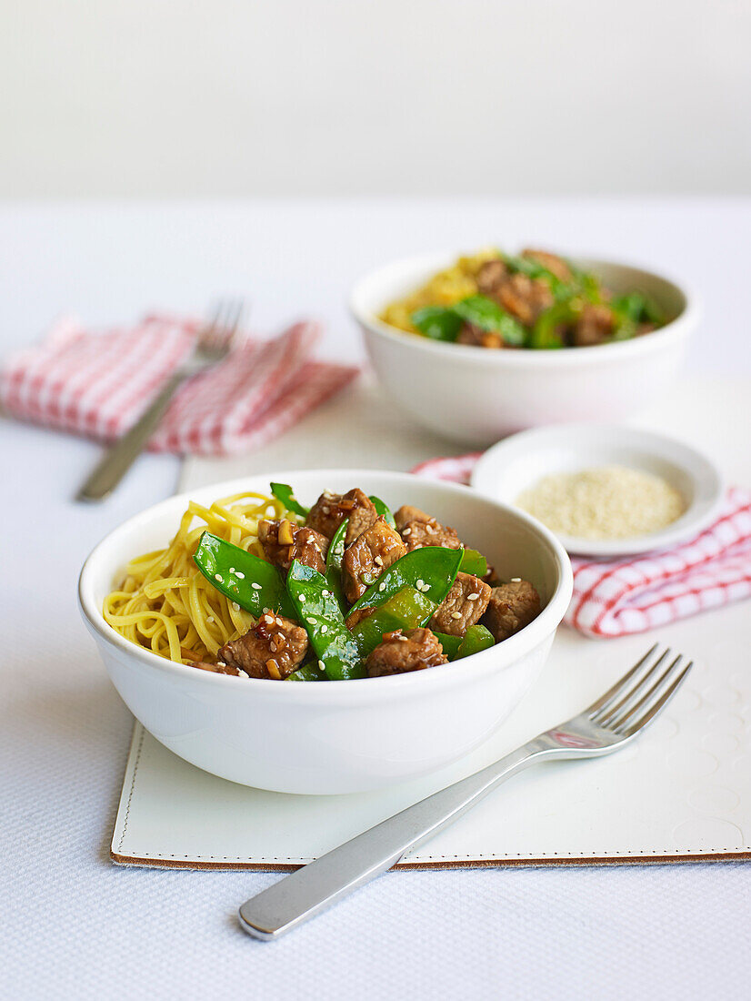 Gebratenes Schweinefleisch mit Ingwer und Honig