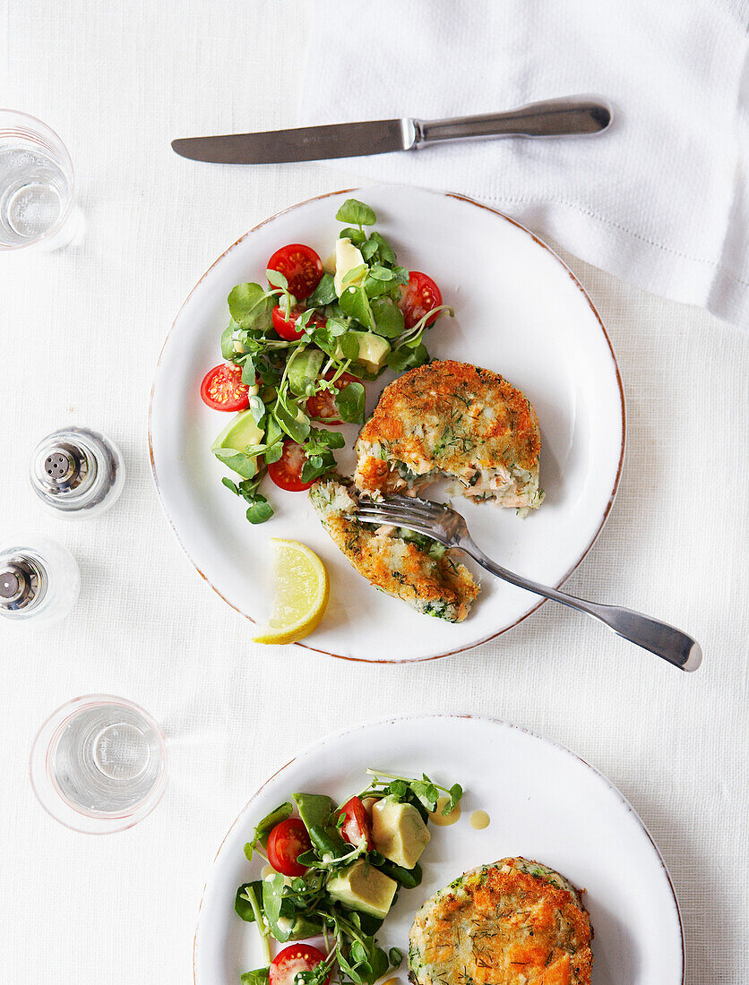 Lachs-Brokkoli-Frikadelle dazu Brunnenkressesalat mit Avocado und Tomaten