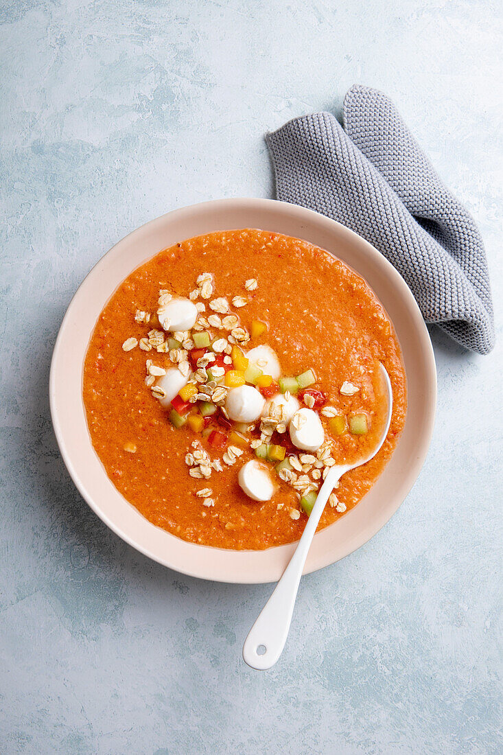 Hafer-Gazpacho mit Mozzarella