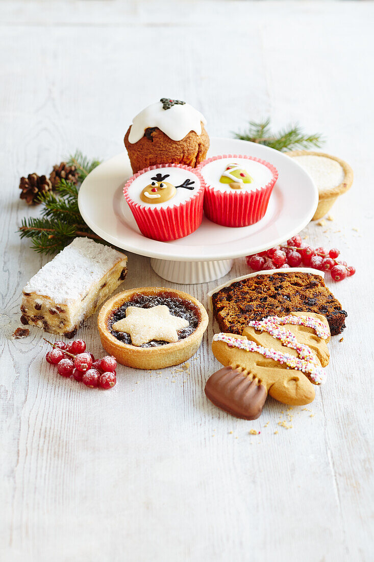 Auswahl an weihnachtlichen Kuchen – Mince Pies, Kuchenstollen, Ingwerkekse