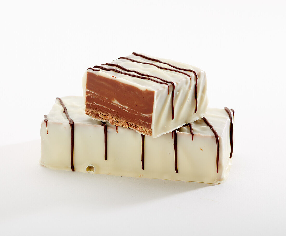 Fudge-Riegel überzogen mit weißer Schokolade