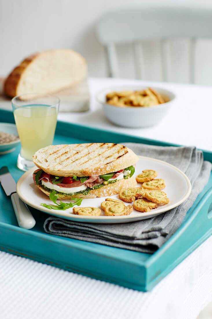 Schinken-Mozzarella-Sandwich mit Paprika, Rucola und Pesto