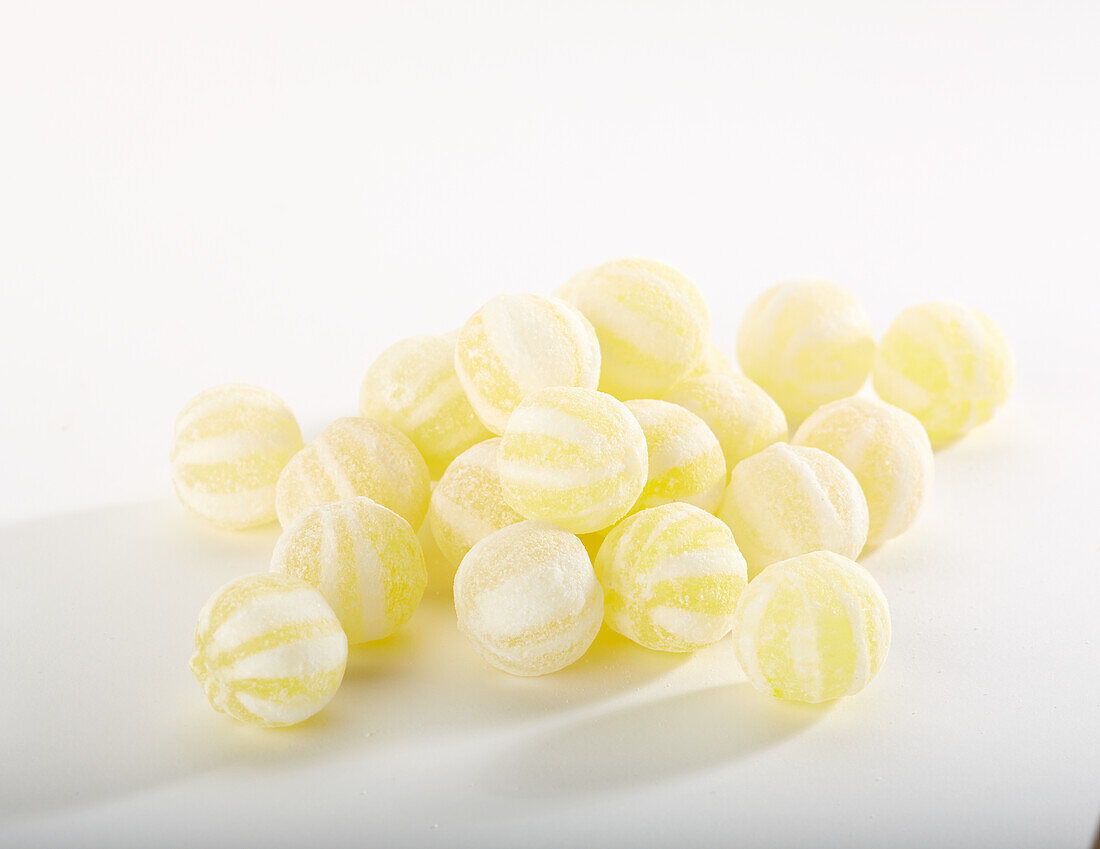 Kugelförmige Zitronenbonbons