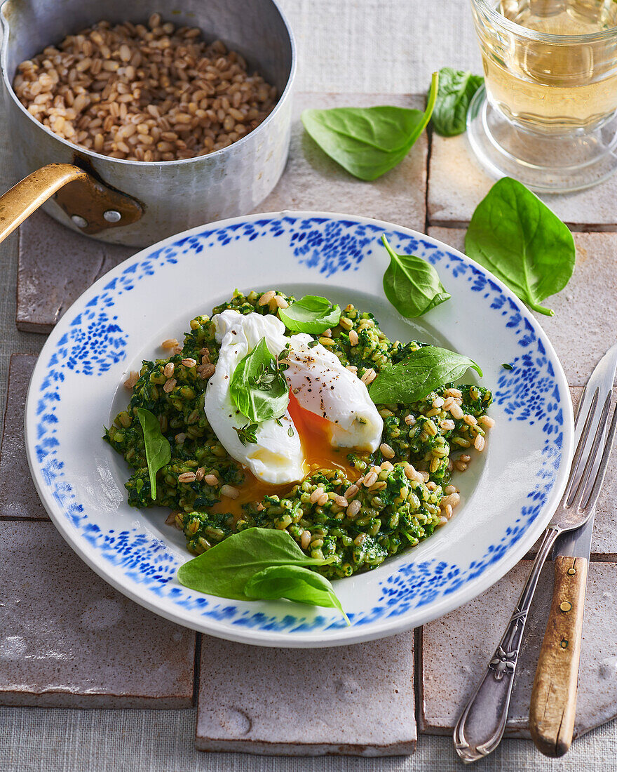 Gerstenrisotto mit Spinat und pochiertem Ei