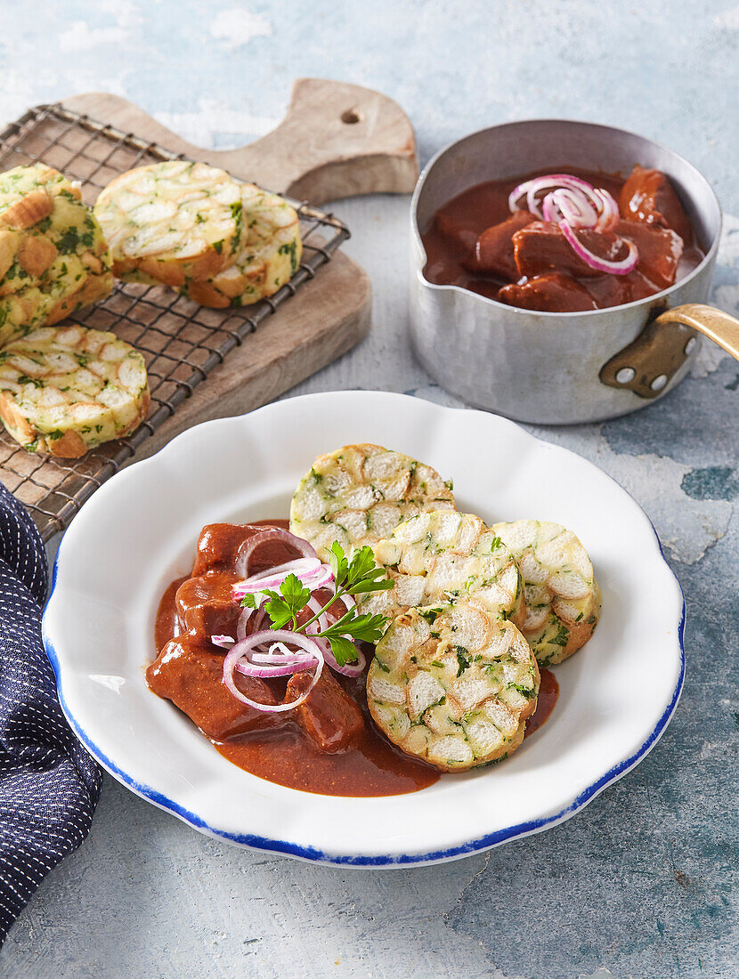 Rindergulasch mit Kräuterknödeln