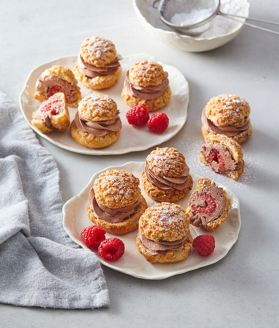 Knusprige Profiteroles mit Schokoladensahne und Himbeeren