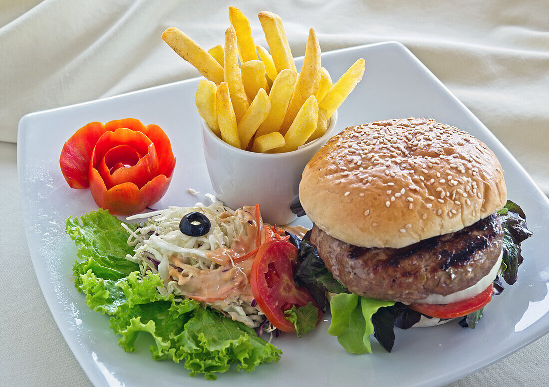 Beefburger mit Salat und Pommes