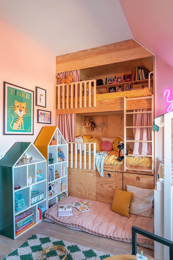 Bunk bed with integrated shelving, house-shaped shelves and pictures in children's room