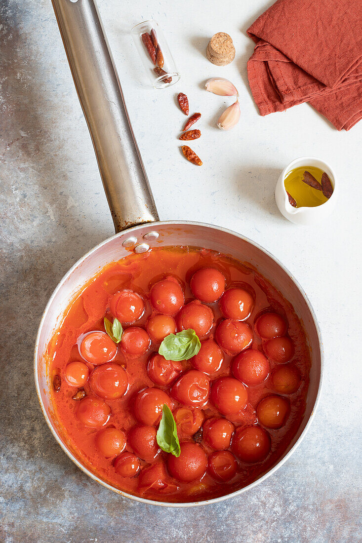 Tomatensauce mit Basilikum und Chili